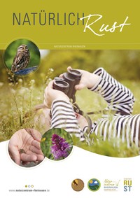 Imagebroschüre Naturzentrum Rheinauen, auf dem Titelbild ein Kind, das im Gras liegt und mit einem Fernglas in den Himmel schaut, darauf drei Bildkreise, eines mit einer Eule, eines mit einer offenen Handfläche mit kleinem Frosch und eines mit einer Orchidee