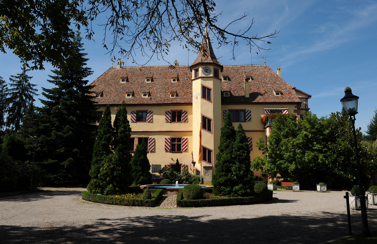 Das historische Schloss Balthasar mit Hof und Bepflanzung